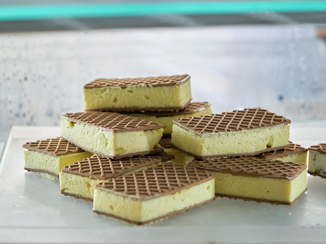 Fai la tua spesa online di qualità su Vivery direttamente dai piccoli negozi di Milano e ricevi in giornata 5 Biscotti artigianali alla crema. Vivery è il tuo negozio online di qualità, dove trovi il gelato 100% artigianale con tanti gusti anche senza lattorio. Scopri su Vivery la nostra selezione di gelati e torte artigianali. Consegna in giornata e al piano in tutta Milano!
