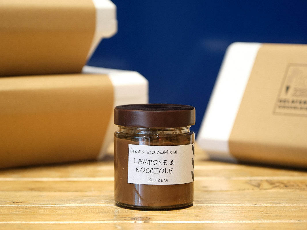 Fai la tua spesa online di qualità su Vivery direttamente dai piccoli negozi di Milano e ricevi in giornata Crema spalmabile artigianale lamponi e nocciole pralinate. Vivery è il tuo negozio online di qualità, dove trovi il gelato 100% artigianale con tanti gusti anche senza lattorio. Scopri su Vivery la nostra selezione di gelati e torte artigianali. Consegna in giornata e al piano in tutta Milano!
