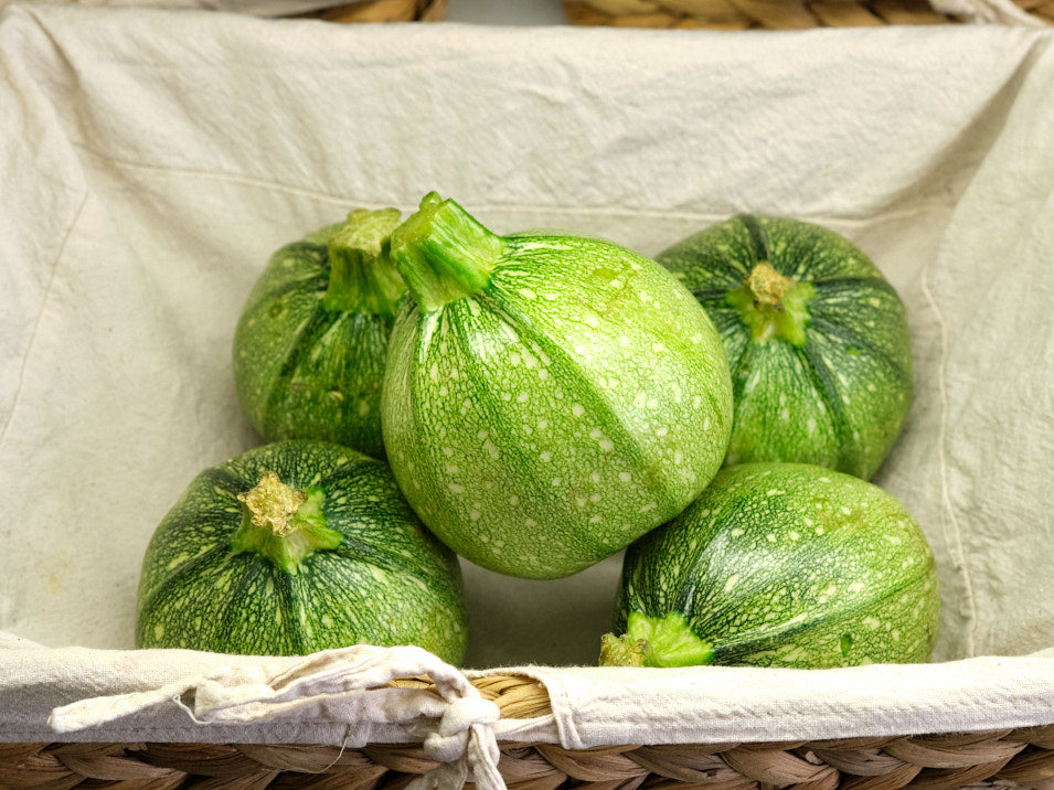 Fai la tua spesa online di qualità su Vivery direttamente dai piccoli negozi di Milano e ricevi in giornata Zucchine tonde. Vivery è il tuo fruttivendolo online di qualità, dove trovi la migliore verdura come cavolfiori, lattuga riccia, radicchio, zucca delica, patate olandesi e tanto altro. Scopri su Vivery la nostra frutta e verdura online. Consegna in giornata e al piano in tutta Milano!