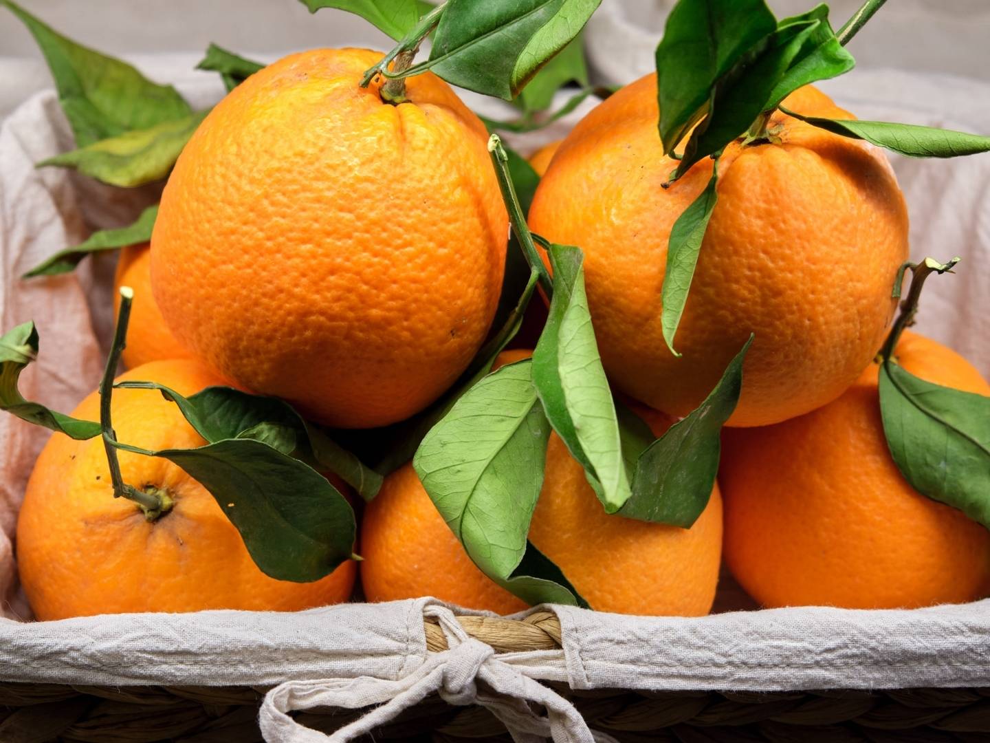 Fai la tua spesa online di qualità su Vivery direttamente dai piccoli negozi di Milano e ricevi in giornata Arance Navel. Vivery è il tuo fruttivendolo online di qualità, dove trovi la migliore frutta come arance, clementine, mandarini, castagne, uva e tanto altro. Scopri su Vivery la nostra frutta e verdura online. Consegna in giornata e al piano in tutta Milano!