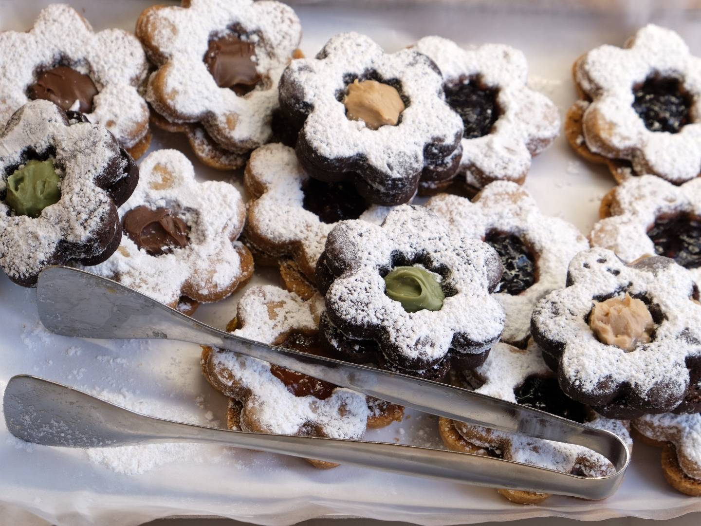 Fai la tua spesa online di qualità su Vivery direttamente dai piccoli negozi di Milano e ricevi in giornata Frollini assortiti con crema. Vivery è il tuo panificio online di qualità, dove trovi il miglior pane di grano duro, pane di grano tenero, pane integrale, pane arabo, pane ai cinque cereali e tanto altro. Scopri su Vivery il nostro panificio online. Consegna in giornata e al piano in tutta Milano!